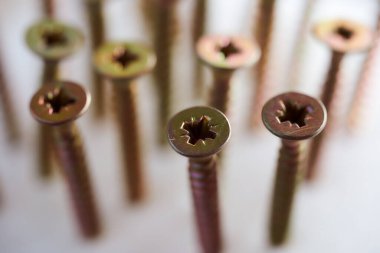 Beyaz bir yüzeye vidalanmış vidalar. Üst manzara. Yüksek kalite fotoğraf