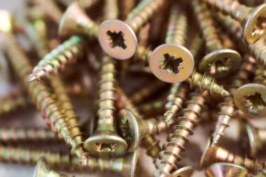 Vidalar beyaz bir bardakta, arka planda hafif bir zeminde yatıyor. Yüksek kalite fotoğraf