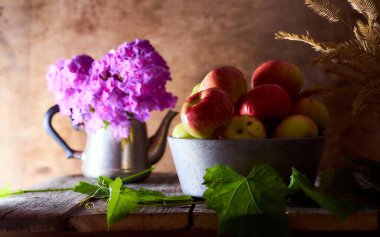 Köy kırmızı elmalar ve ahşap bir masanın üzerindeki küçük armutlar. Yüksek kalite fotoğraf