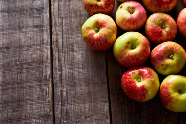 Ahşap bir masanın üzerindeki köy kırmızı elmalarının kompozisyonu. Yüksek kalite fotoğraf