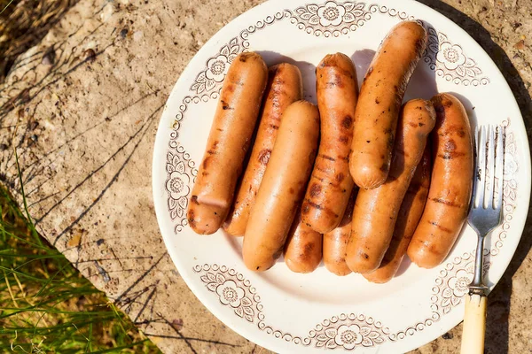 Смажені Ковбаски Білій Тарілці Вид Зверху Високоякісна Фотографія — стокове фото