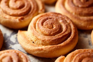 Tarçın topları pişiriyorum. Reklam fotoğrafı. Üst Manzara. Çok kaliteli bir fotoğraf..