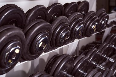 Gri zeminde spor dambılları. Reklam fotoğrafı.