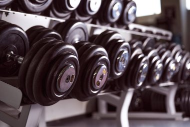 Gri zeminde spor dambılları. Reklam fotoğrafı.