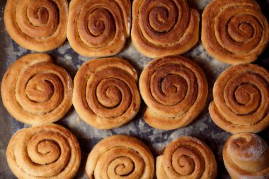 Tarçın topları pişiriyorum. Reklam fotoğrafı. Üst Manzara. Çok kaliteli bir fotoğraf..