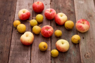 Kırmızı elmalar ve küçük armut tahta bir tahtanın üzerinde yatıyor. En iyi görüntü. Kopya alanı da var. Yüksek kalite fotoğraf