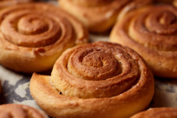 Tarçın topları pişiriyorum. Reklam fotoğrafı. Üst Manzara. Çok kaliteli bir fotoğraf..