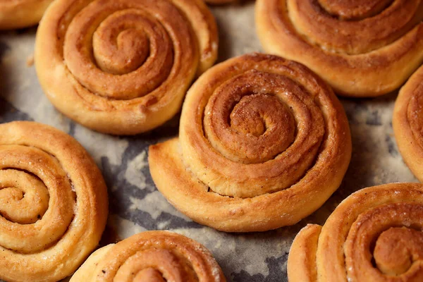 Tarçın topları pişiriyorum. Reklam fotoğrafı. Üst Manzara. Çok kaliteli bir fotoğraf..