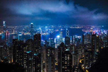 Gece manzarası ile birçok gökdelenler şehir merkezinin ikonik binalar şehrin ve içinde belgili tanımlık geçmiş iş bölümünü temsil eden okyanus ve körfezin diğer tarafında görebilirsiniz