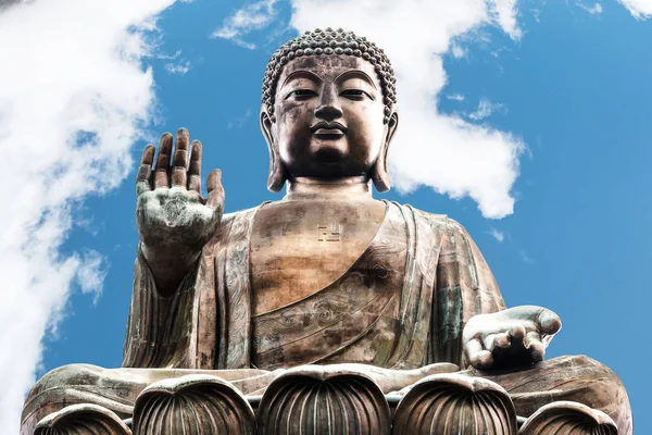 Wizerunek Buddy w świątyni Polin w Hong Kongu z błękitnego nieba — Zdjęcie stockowe