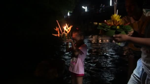 Khao sok-november 22: Loy Krathong Fesztivál, thai emberek vásárolnak virágot és gyertyát a fény és úszó a vízen, hogy megünnepeljük a Loy Krathong fesztivál november 22-én, 2018 a Khao sok, Thaiföld. — Stock videók