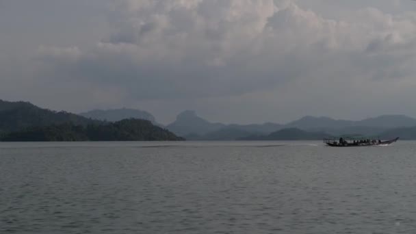 Пасажирські подорожі по водному озері за традиційною тайський дерев'яний довгий хвіст човен — стокове відео