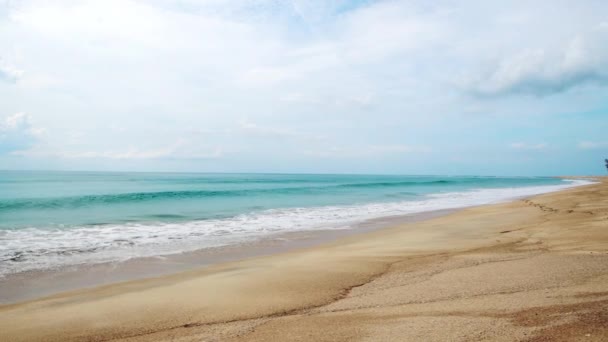 Dalgalar kıyıya vuruyor. Mavi deniz kum plajındaki yumuşak dalgası. Arka plan. Sarı sıcak kum ve yaz deniz. Wave Of yeşil okyanus Hit Sandy Beach. Güneşli yaz tatili — Stok video