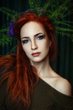 Genç redhead modeli ile yaratıcı bir makyaj poz