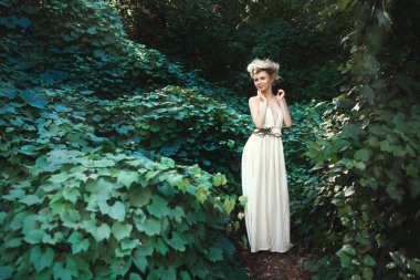 Genç model bir ormandaki bir peri olarak poz