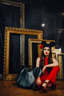 Seksi model fare şapka giymiş bir stüdyoda poz