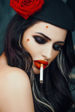 Seksi model fare şapka giymiş bir stüdyoda poz