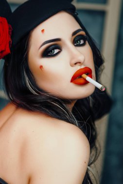 Seksi model fare şapka giymiş bir stüdyoda poz