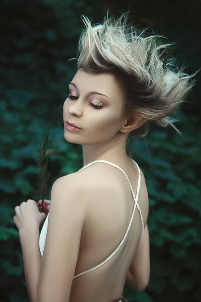 Modelo Jovem Está Posando Como Uma Fada Uma Floresta — Fotografia de Stock