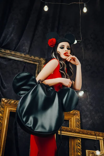 Seksi model fare şapka giymiş bir stüdyoda poz