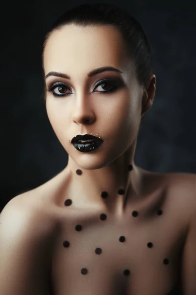 Närbild Porträtt Vacker Modell Med Mörka Makeup — Stockfoto