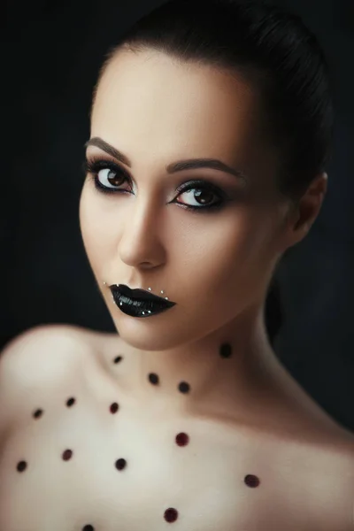 Närbild Porträtt Vacker Modell Med Mörka Makeup — Stockfoto