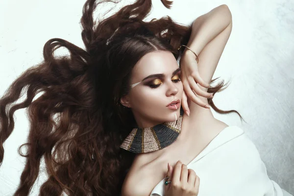 Vacker Modell Med Kreativa Makeup Djupt Känslomässigt Poserar Mörk Studio — Stockfoto