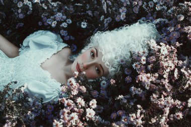 Güzel kız orta çağ tarihi elbiseyle poz