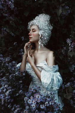 Güzel kız orta çağ tarihi elbiseyle poz