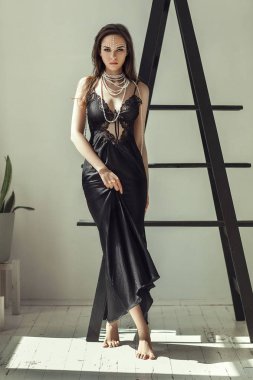 Kız yüzünü inciler ile hafif bir stüdyoda poz