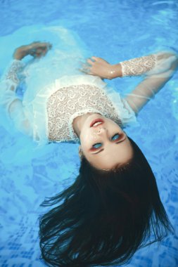 Güzel model bir yüzme havuzunda poz