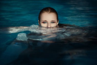 Güzel model bir yüzme havuzunda poz