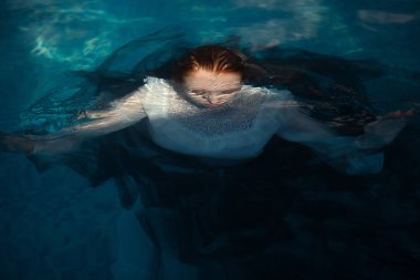 Güzel model bir yüzme havuzunda poz