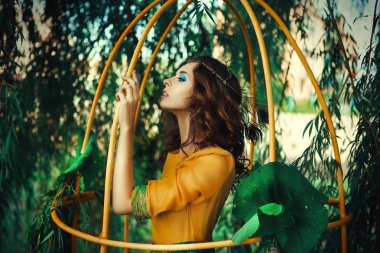 Güzel model renkli tavuskuşu elbiseyle poz