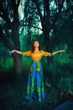 Güzel model renkli tavuskuşu elbiseyle poz