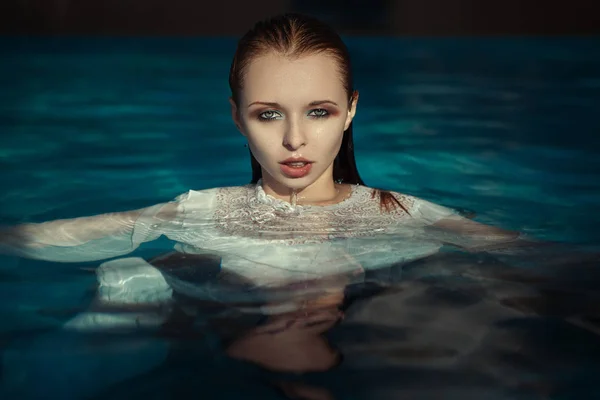 Vacker Modell Poserar Pool — Stockfoto