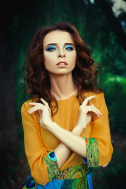 Güzel model renkli tavuskuşu elbiseyle poz