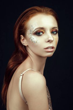 Altın Bayan bir stüdyoda poz