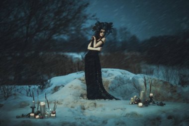  Güzel model siyah elbise giyen bir kar üzerinde poz