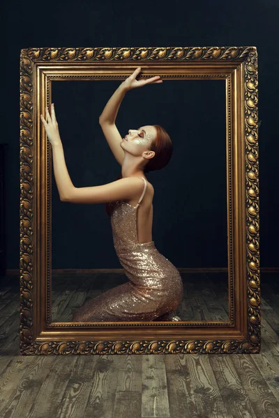 Golden Lady Poseren Een Studio — Stockfoto