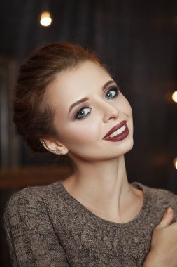 Noel için dekore edilmiş bir iç Studio'da güzel model poz 