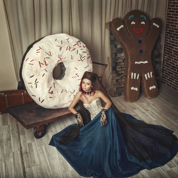역사적 드레스를 도넛과 스튜디오에서 — 스톡 사진