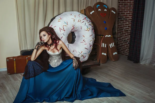 역사적 드레스를 도넛과 스튜디오에서 — 스톡 사진