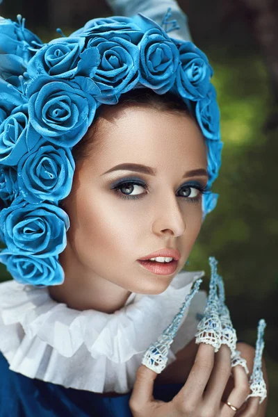 美丽的模特在一个有蓝色角的森林里摆姿势 — 图库照片