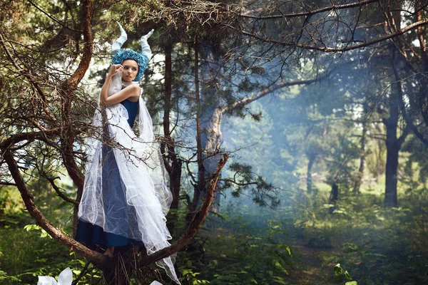 Beau Modèle Pose Dans Une Forêt Avec Des Cornes Bleues — Photo