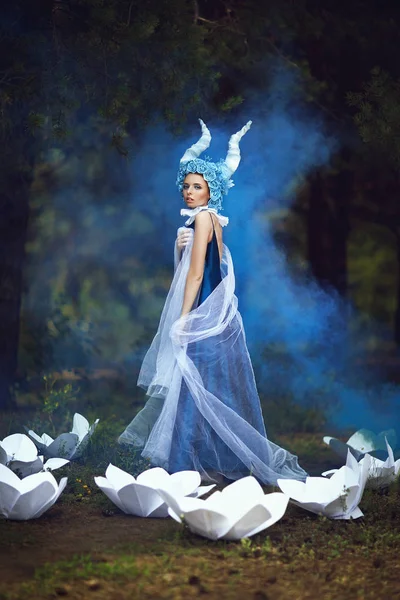 Gyönyörű Modell Pózol Kék Szarva Erdő — Stock Fotó