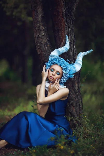 Güzel Model Mavi Boynuzları Olan Bir Ormandaki Poz — Stok fotoğraf