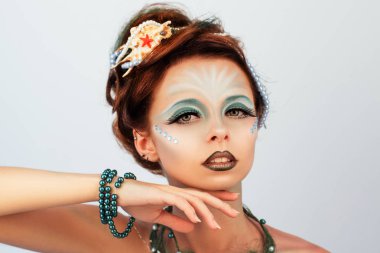 Yakın çekim yaratıcı makyaj ile kızıl deniz kızı portresi 