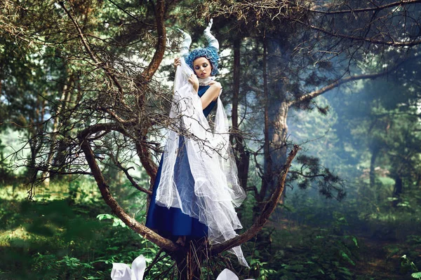 Beau Modèle Pose Dans Une Forêt Avec Des Cornes Bleues — Photo