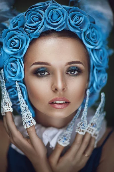 Hermosa Modelo Posando Bosque Con Cuernos Azules — Foto de Stock